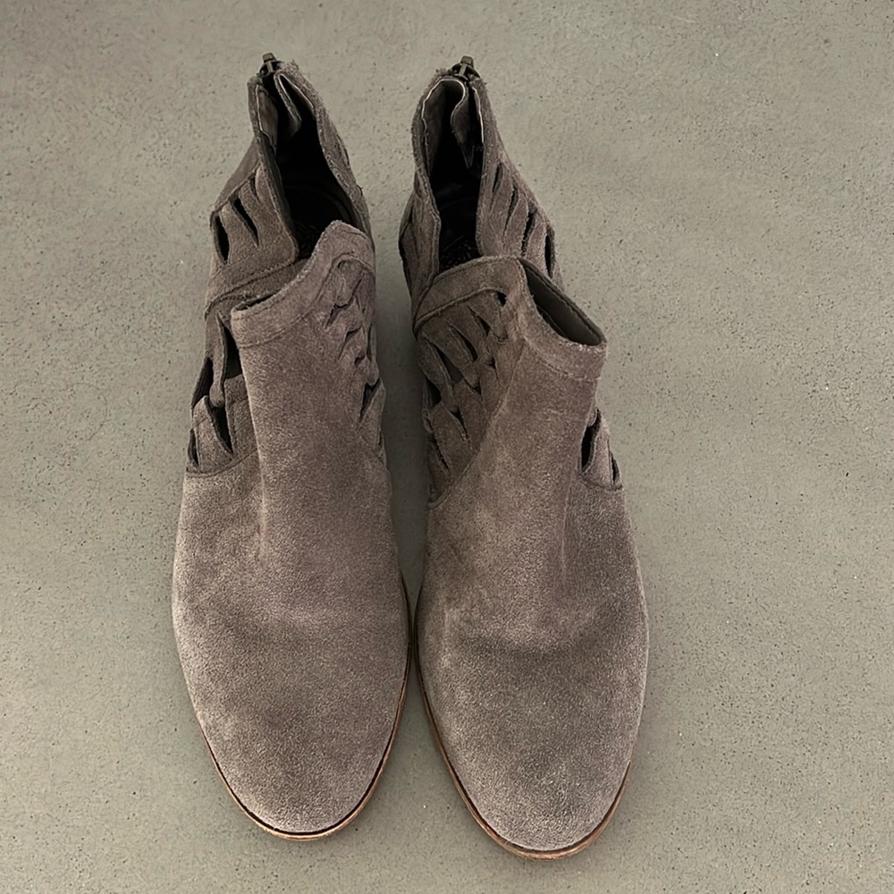 VINCE CAMUTO VC- PEERA Graystone Verona Bootie